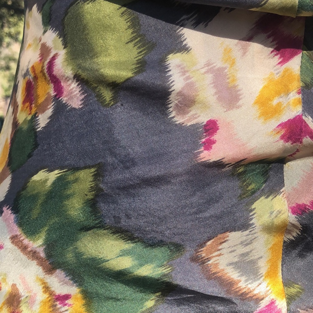 Floral print fine silk blouse. - Picture 3 of 6